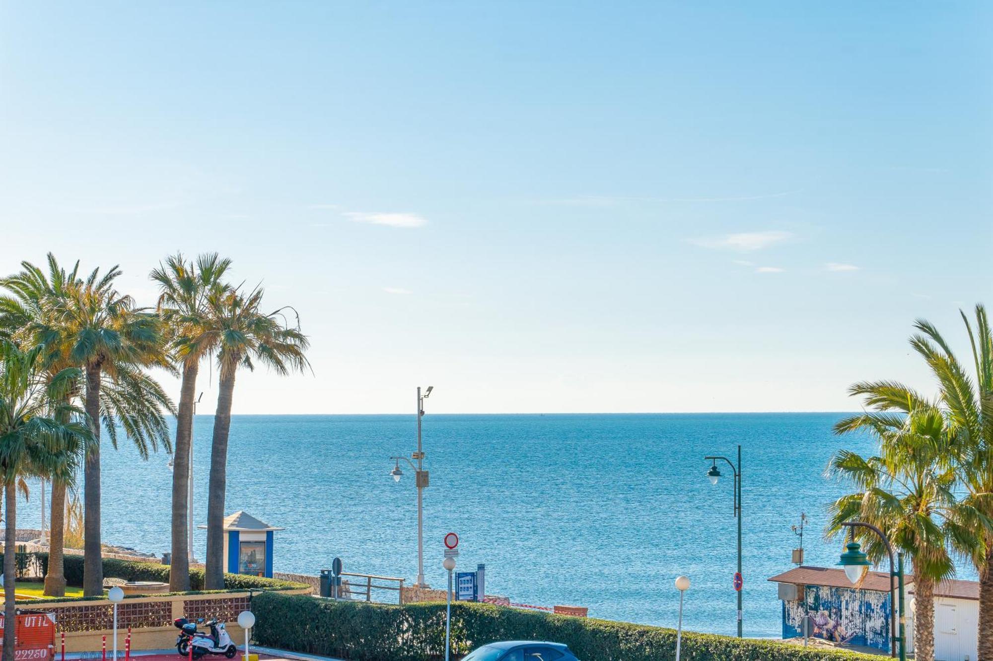 Casa Playa Guadalmar, Beautiful Apartment In Front Of The Sea, Wifi, Ac, Smart Tv, Private Parking Malaga Luaran gambar